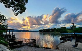 Lakeshore Fishing Cabin 6
